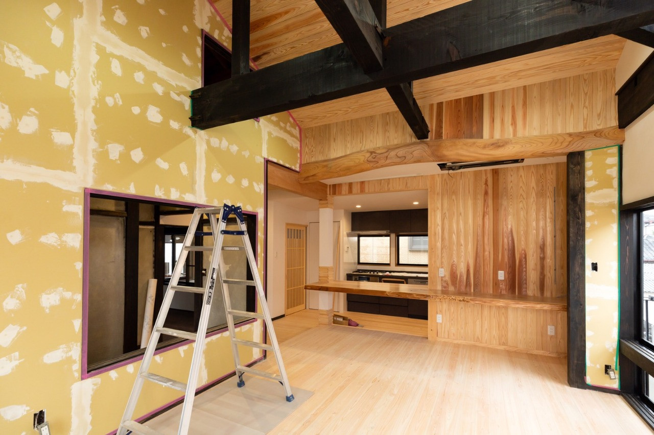 ヘルメットを手に持つ男性